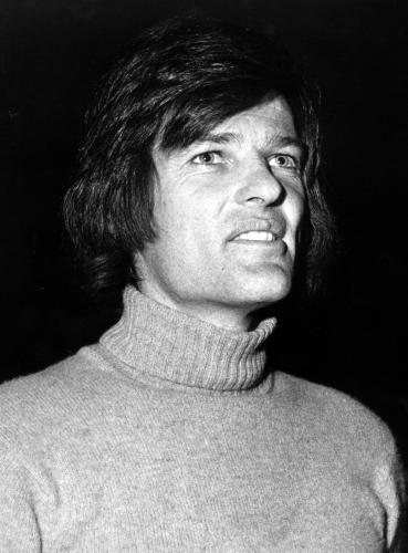 Das Archivbild vom August 1976 zeigt den Sänger Dean Reed bei einem Konzert in Westberlin. Über den Tod des "roten Elvis" im Juni 1986 im Zeuthener See hatte es Spekulationen gegeben, die noch dadurch genährt wurden, dass die Stasi einen 15-seitigen Abschiedsbrief des "singenden Cowboy" nie veröffentlicht hat. Honecker persönlich hatte die Parole von einem Unglücksfall ausgegeben. «Mein Tod hat nichts mit Politik zu tun», schrieb Dean Reed, bevor er den Freitod wählte. Mit der Veröffentlichung des ganzen Abschiedsbriefes in der «Bild»-Zeitung (Dienstag, 20.07.2004) nach früheren auszugsweisen Publikationen schließt sich - vorerst - ein weiteres Kapitel «Stasi und die Künstler». dpa (zu Korr-Bericht lbn 4316 vom 20.07.2004) (nur s/w)